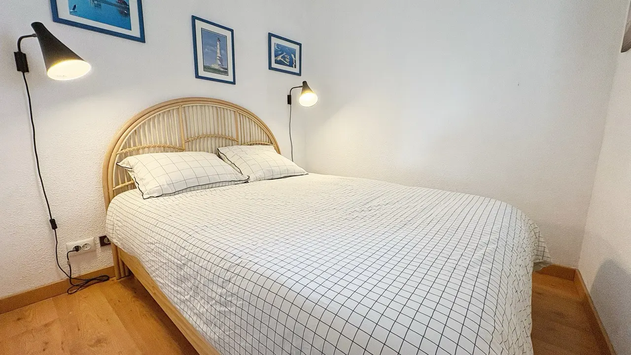 Chambre avec lit double et tête de lit en rotin