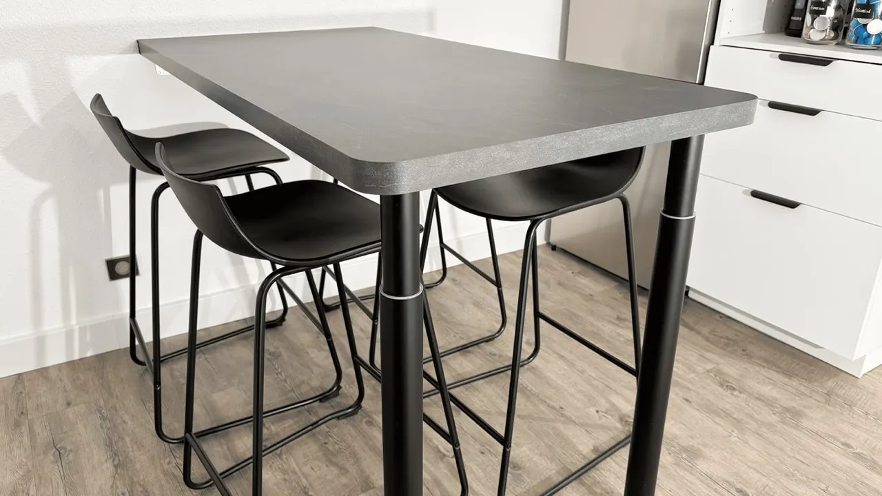 Coin repas avec table haute et trois tabourets
