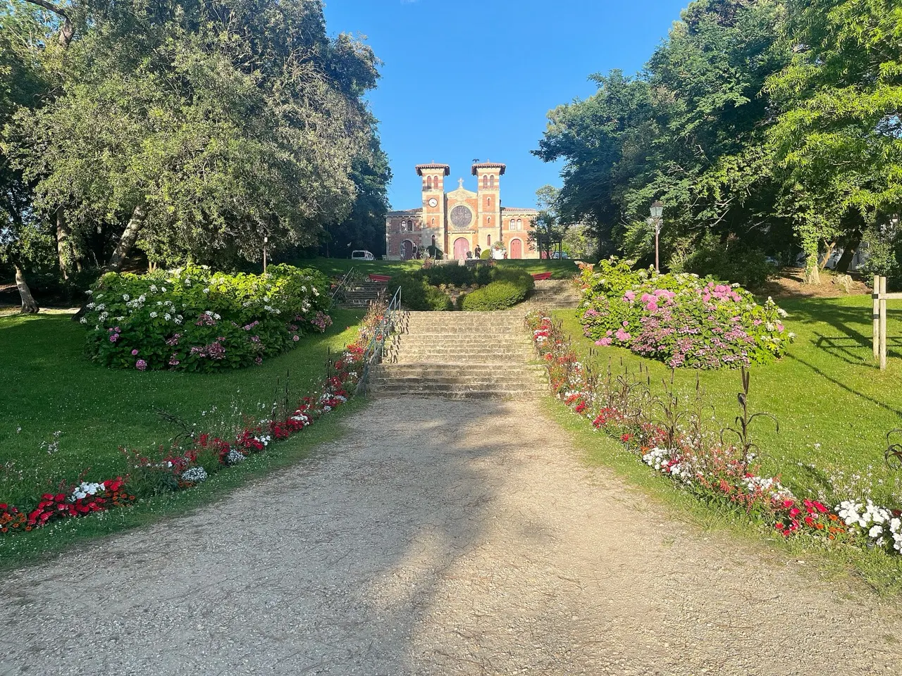 Le parc et l’église Notre-Dame-des-Passes