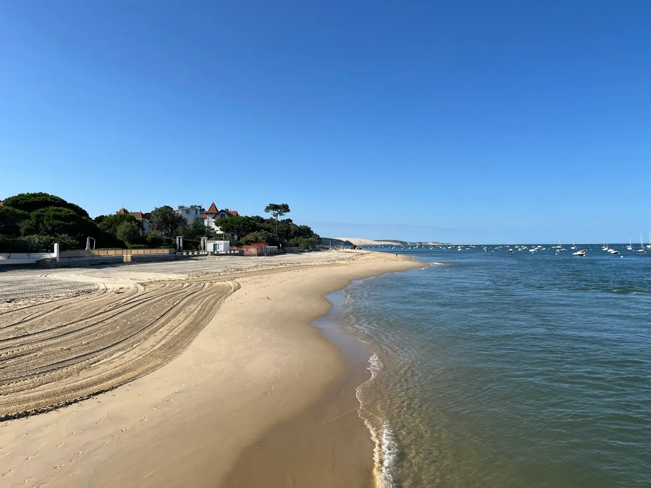 La plage du Moulleau à Arcachon, la dune du Pilat au loin