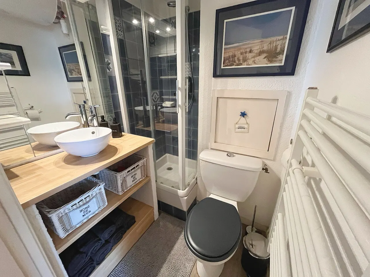 Salle d’eau avec douche, vasque et WC