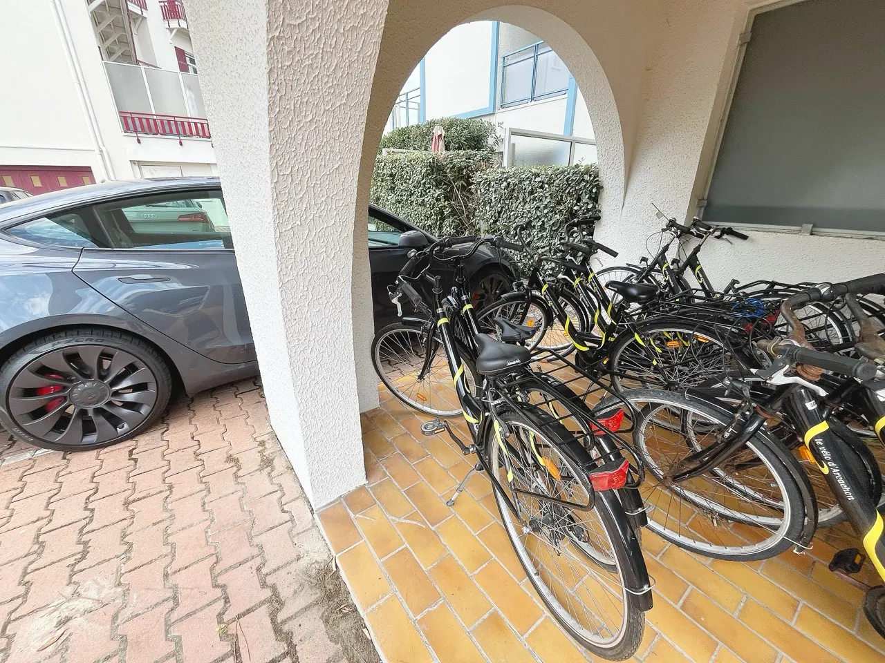 Les deux vélos fournis, rangés sous le préau