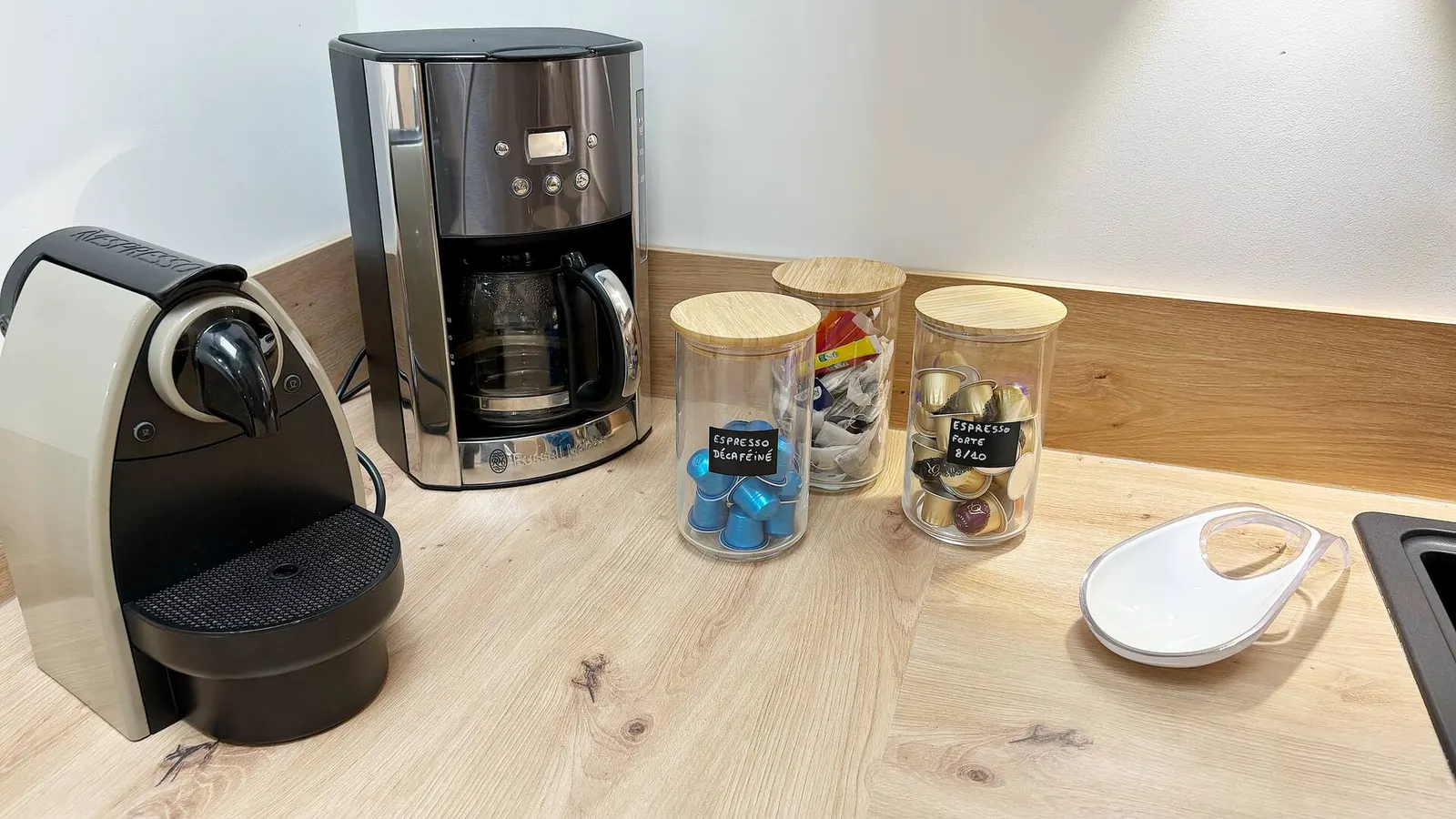 Machine Nespresso, cafetière filtre, café et thé