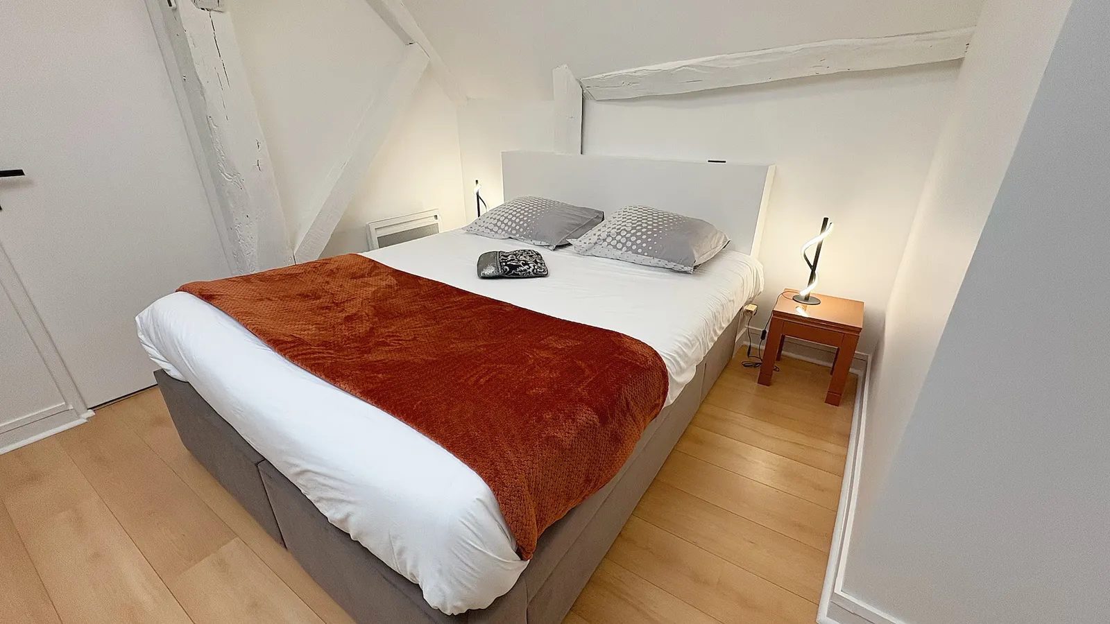 Chambre sous les poutres blanches