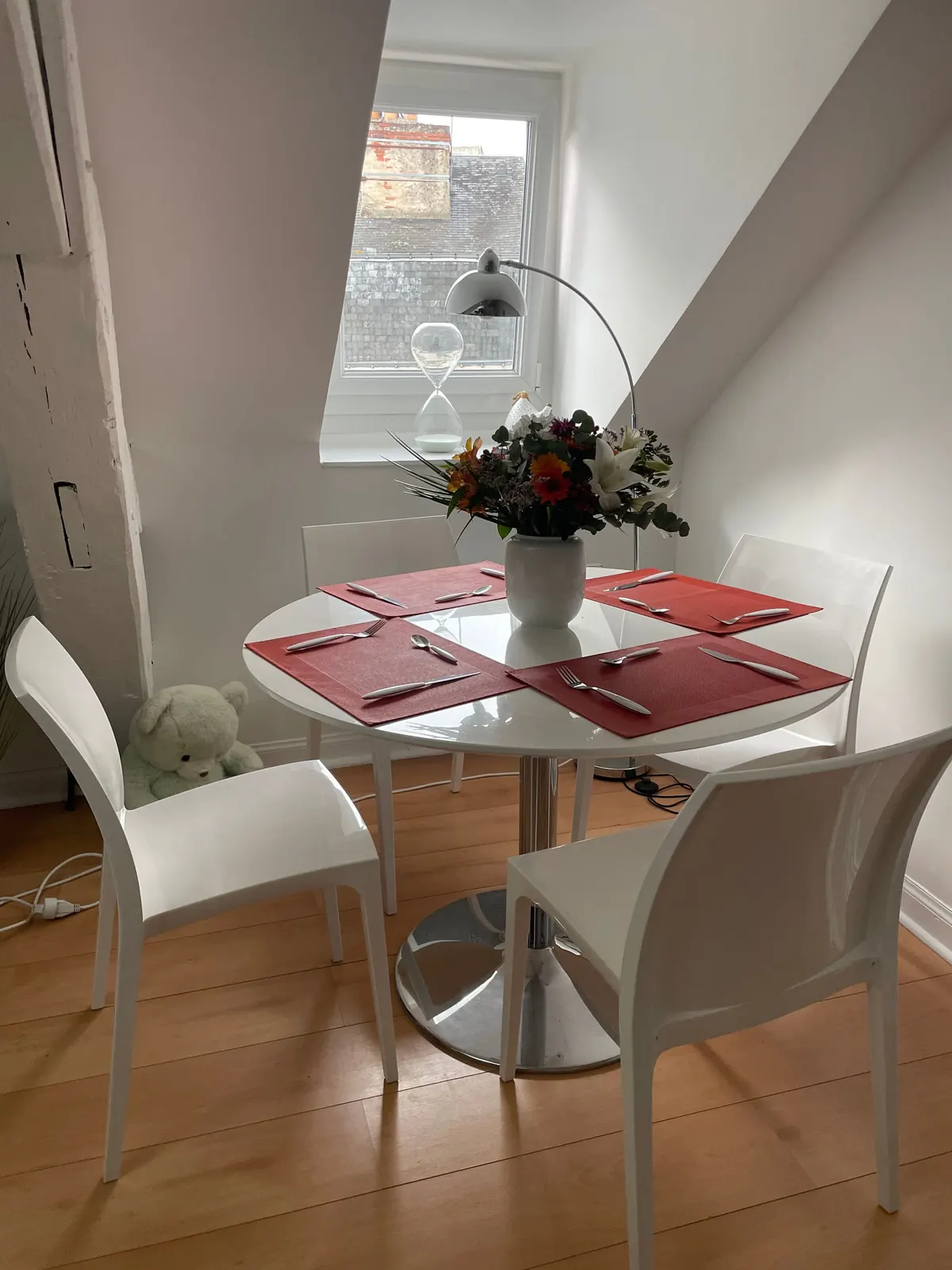 Table ronde pour quatre sous la fenêtre de toit