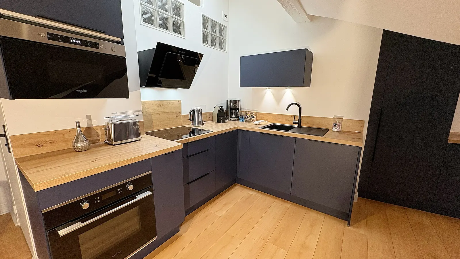 Cuisine avec four, plaques, hotte et lave-vaisselle