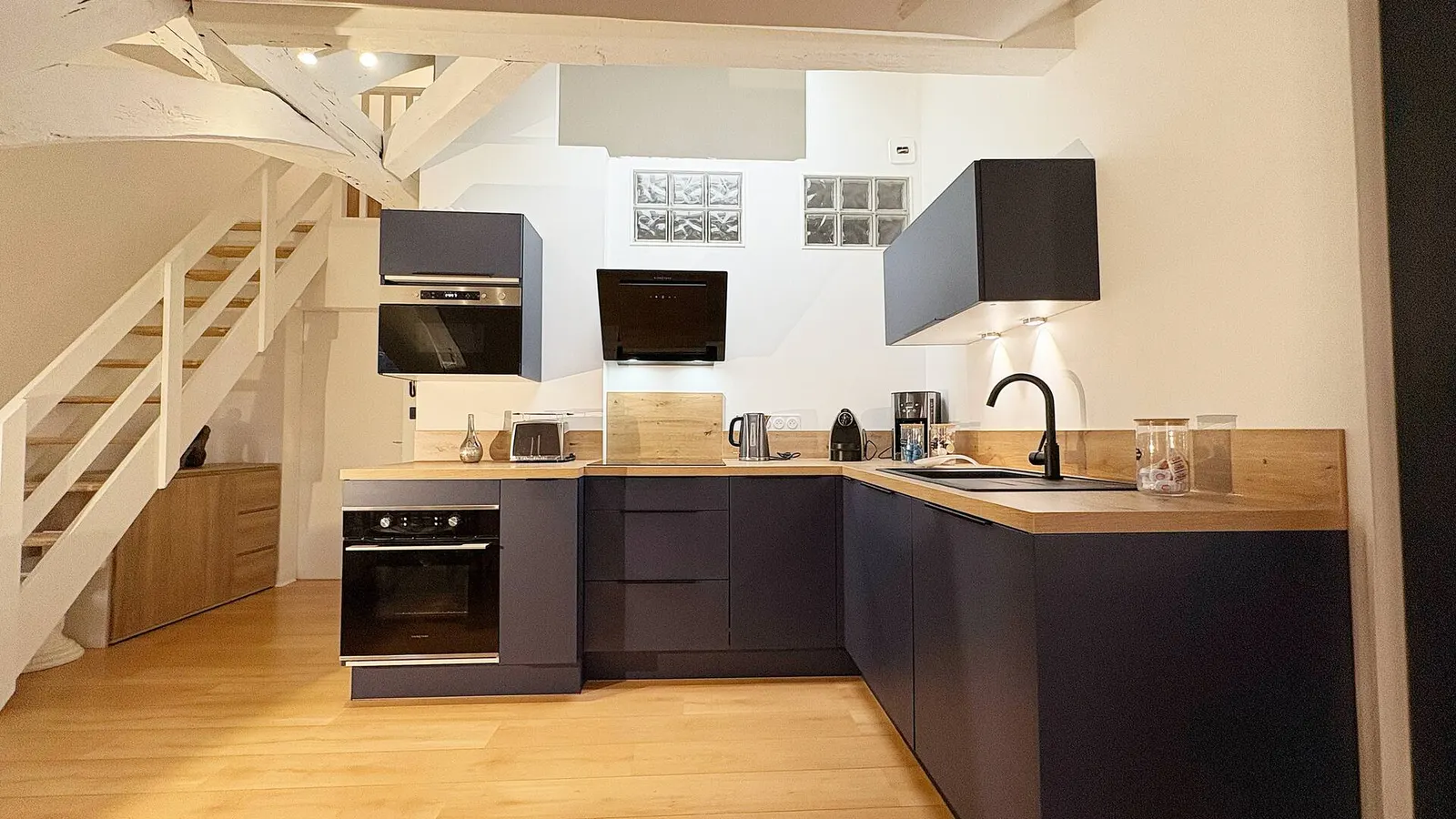 Cuisine équipée sous l’escalier qui mène à la chambre
