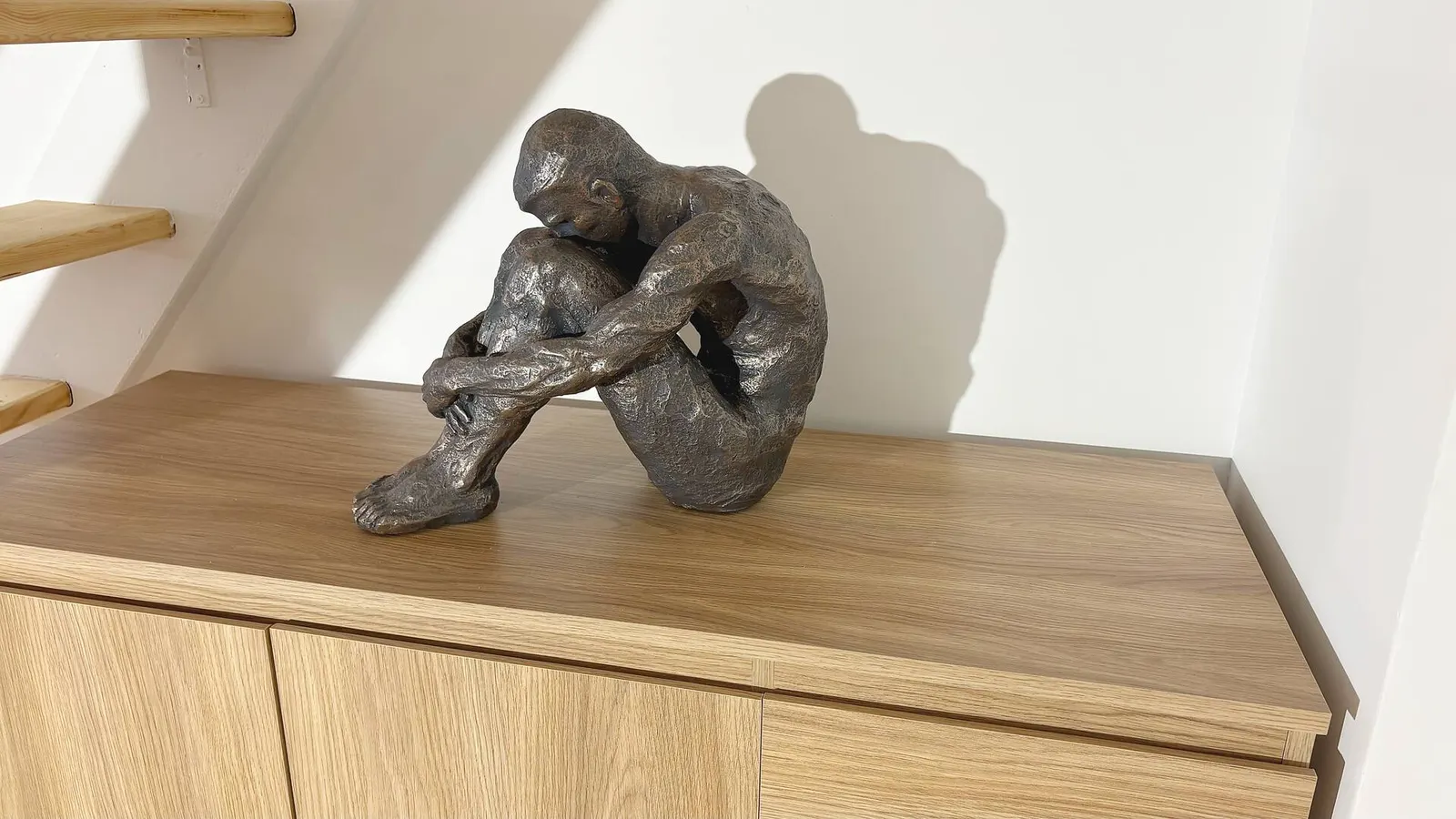 Sculpture posée sur le meuble de l’entrée