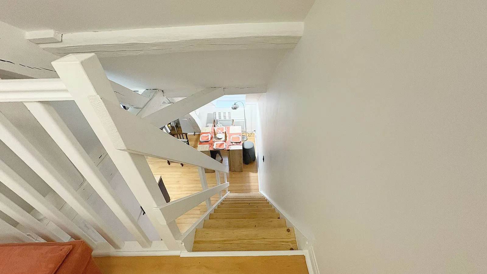 Escalier du duplex, la chambre en haut et le séjour en bas