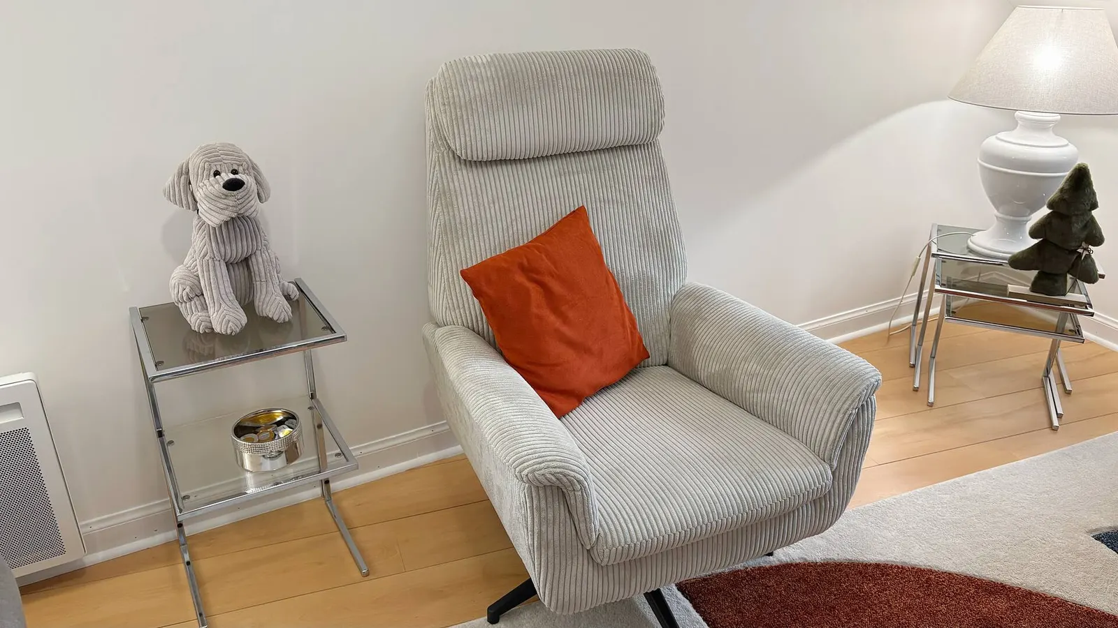 Fauteuil et lampe du salon