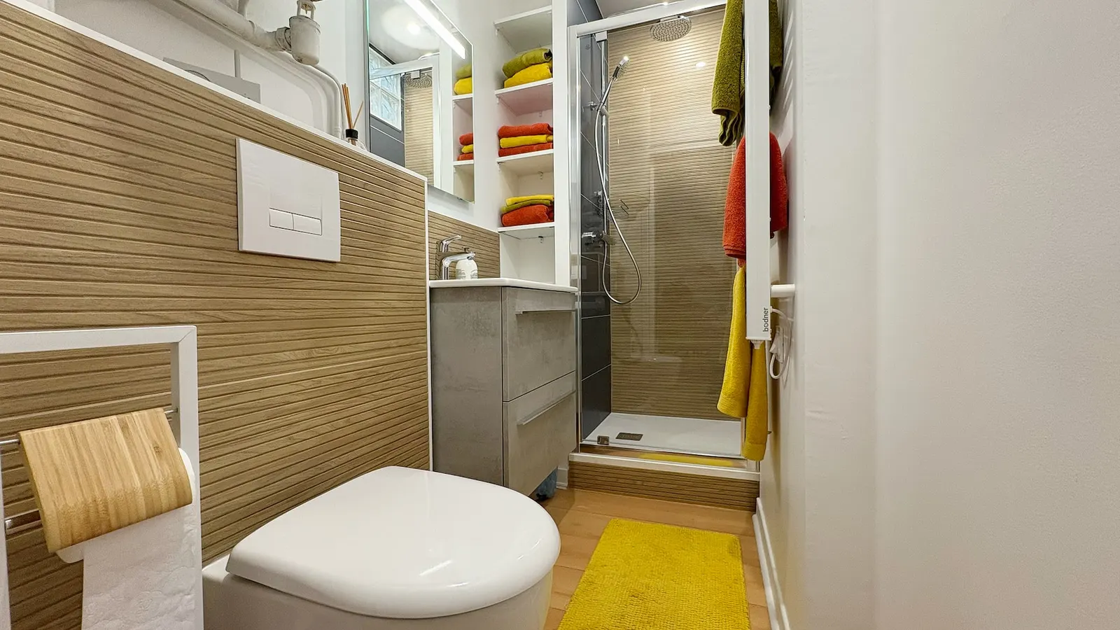 Salle d’eau avec douche et WC