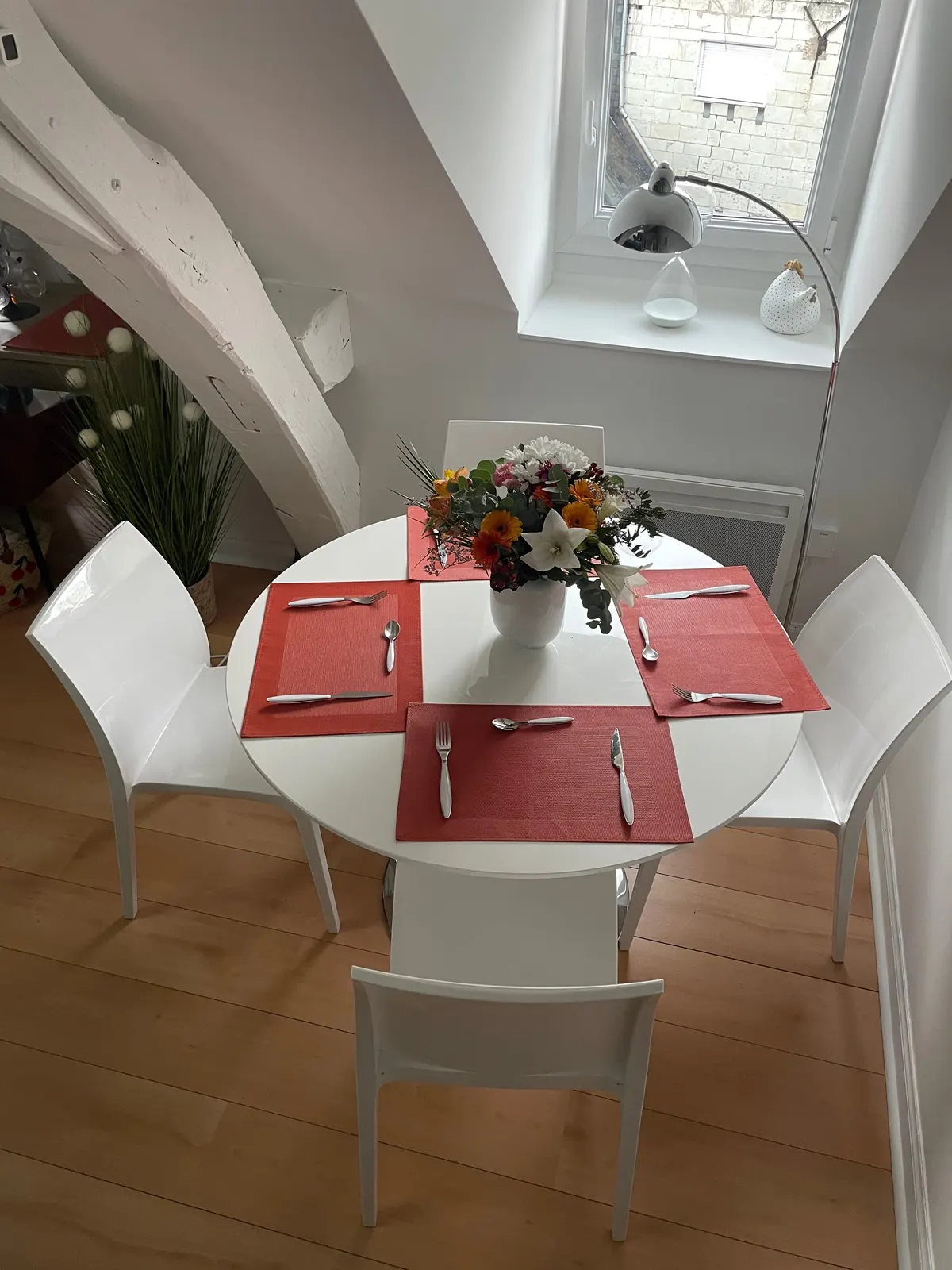 Coin repas avec quatre chaises blanches