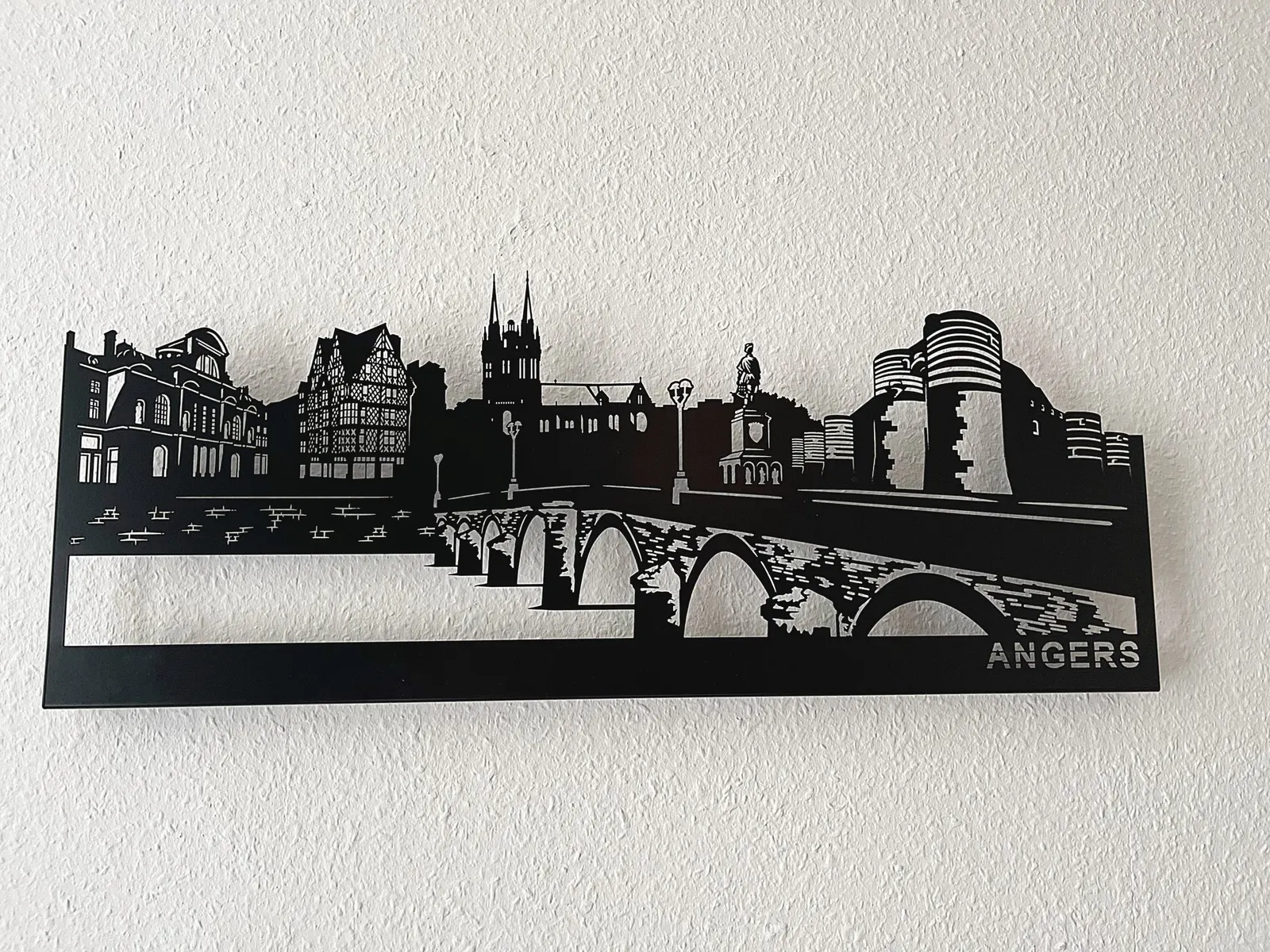 Silhouette d’Angers en métal au mur