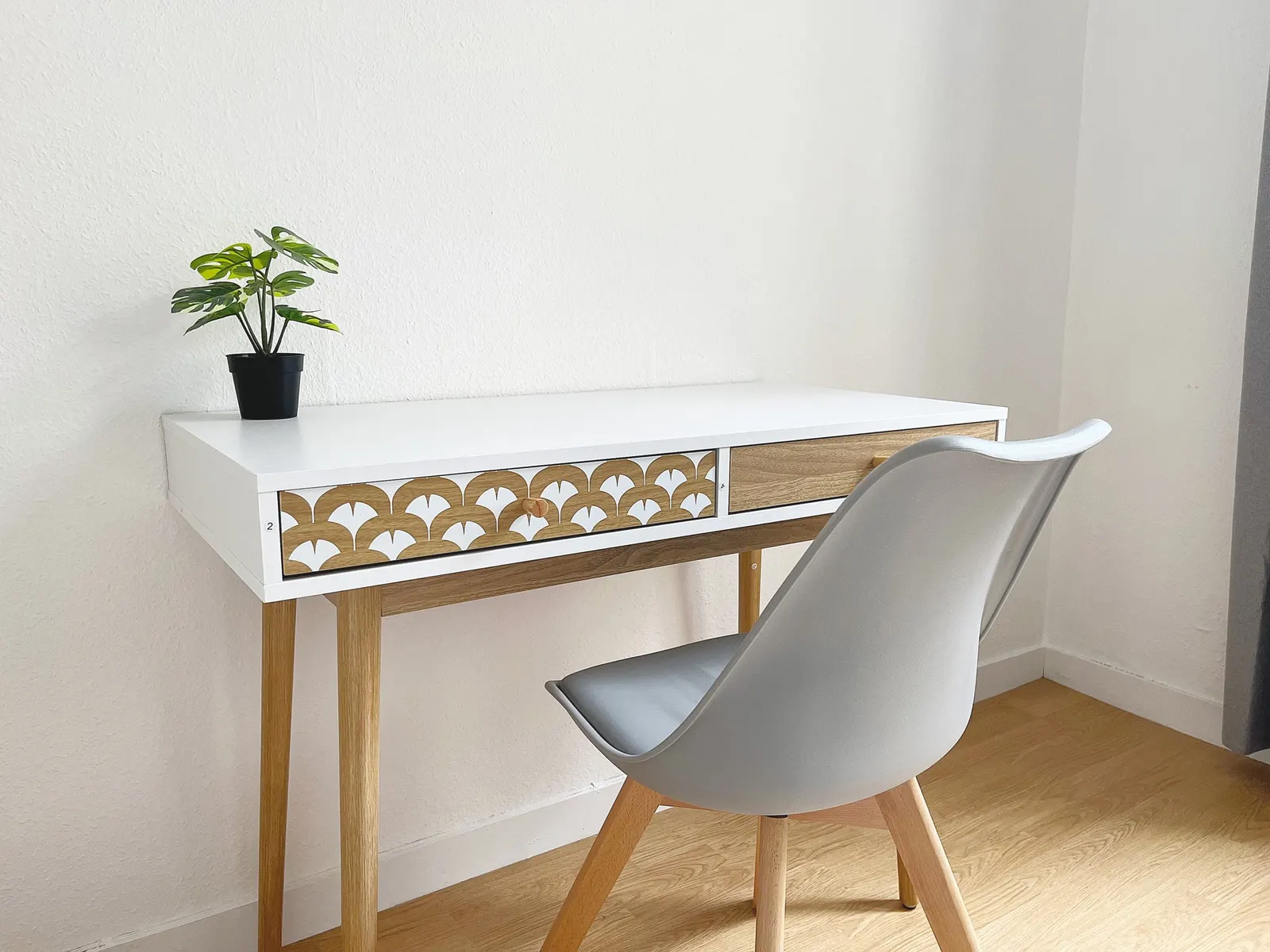 Bureau et chaise pour travailler dans la chambre