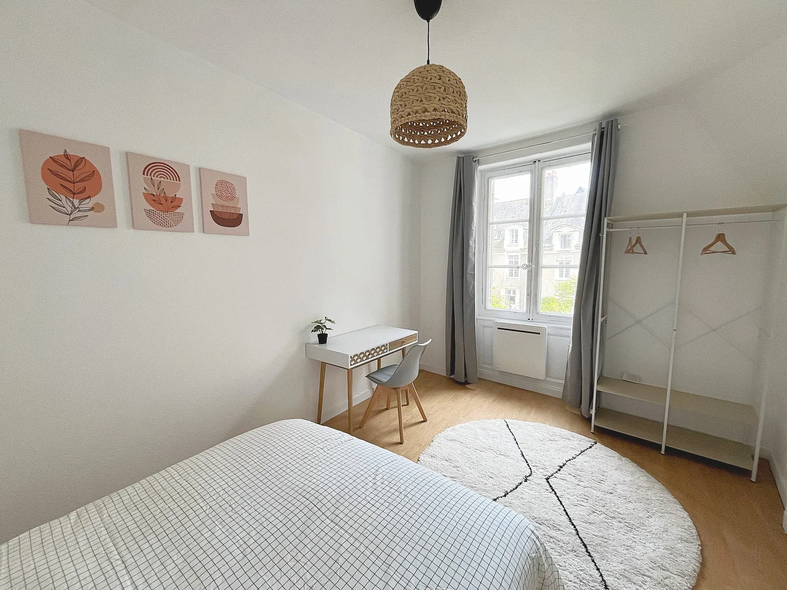 Chambre avec penderie et fenêtre sur cour