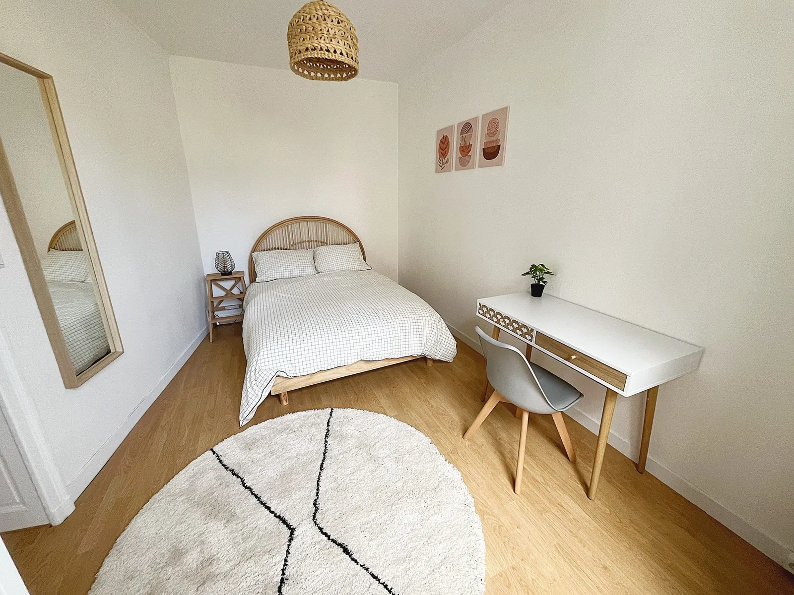 Chambre séparée avec lit double et bureau