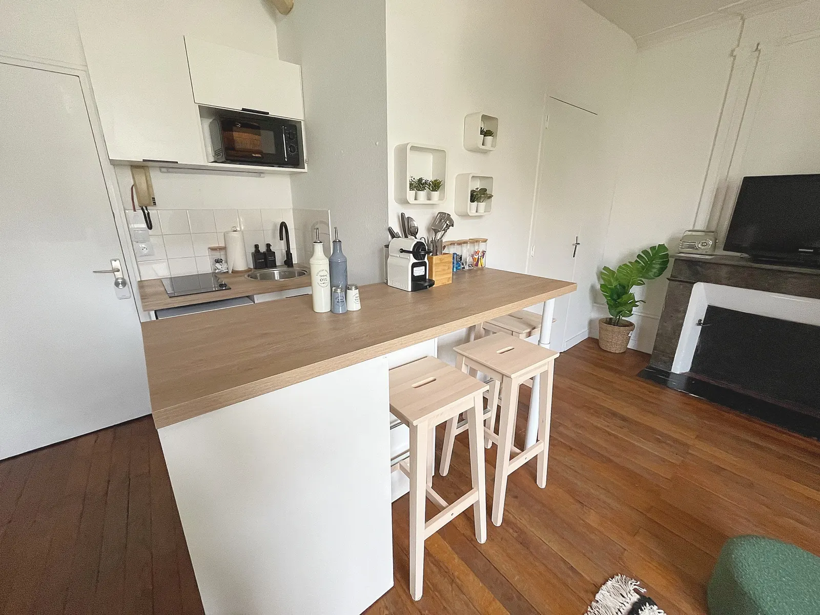 Cuisine ouverte avec bar et tabourets